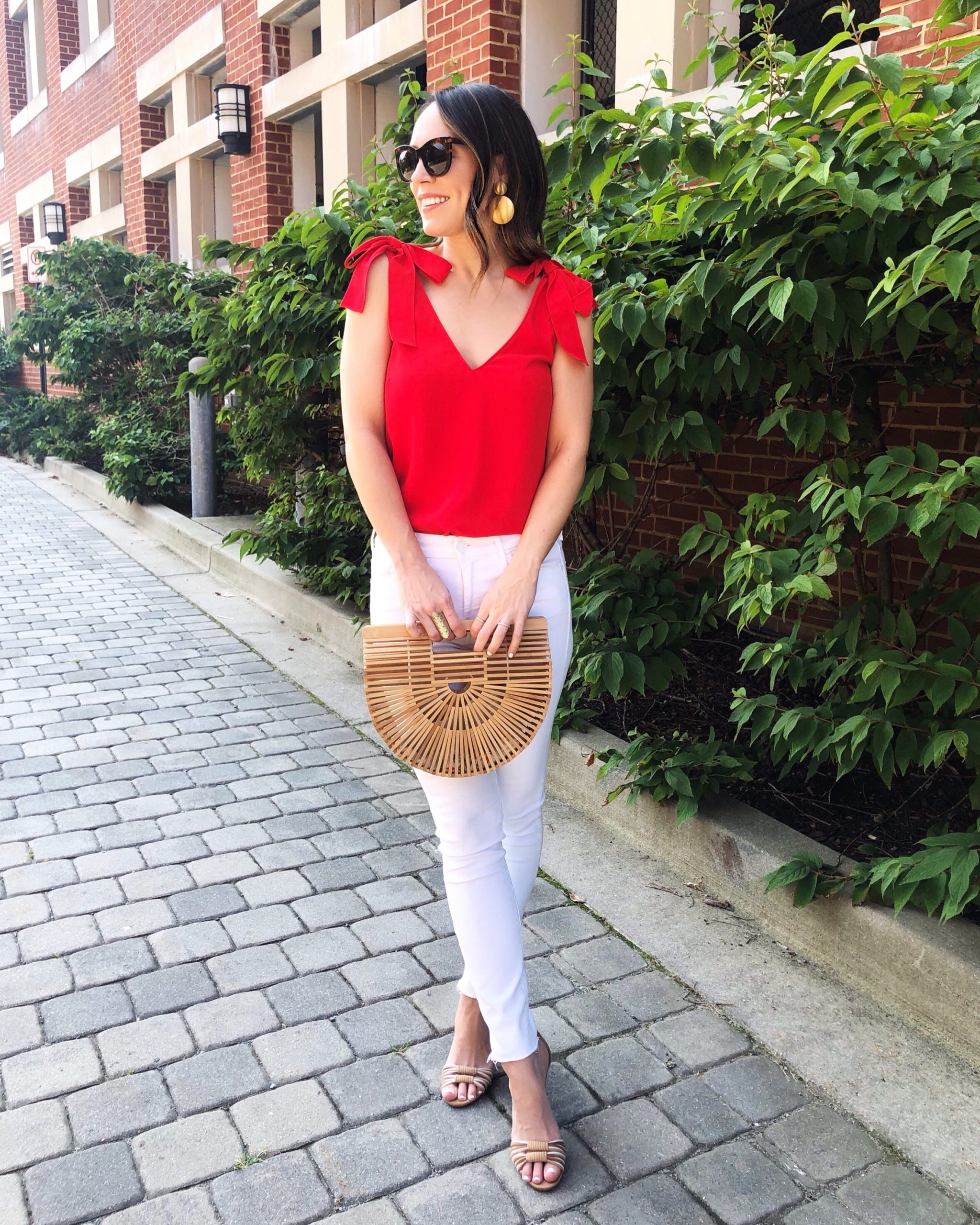 What to Wear With White Jeans